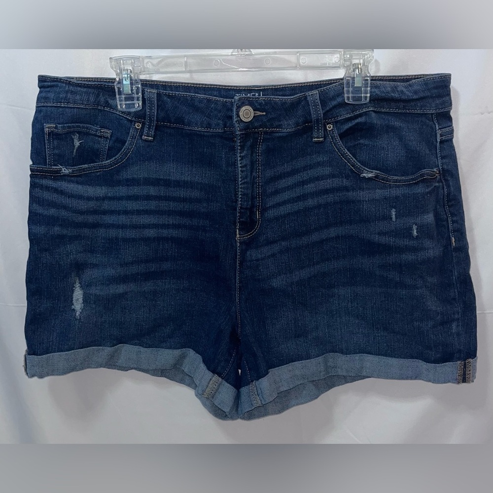 Women's Denim Shorts. Size 18. Mid Rise.